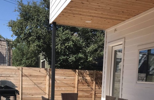 Rosewood House | East Austin House w/ Corn Hole, BBQ, Enclosed Yard (Pet/Family Friendly)