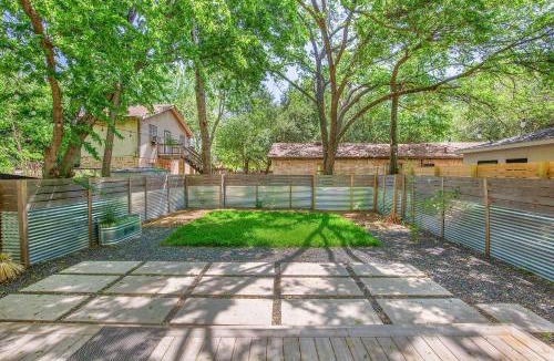 East Cesar Chavez House | East Austin Pool Home Perfect for ACL, F1 & Football Events, Fenced Yard