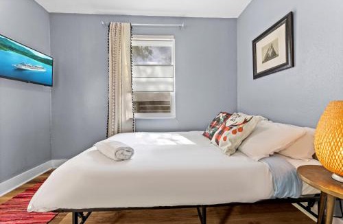 East Cesar Chavez House | East Austin Pool Home Perfect for ACL, F1 & Football Events, Fenced Yard
