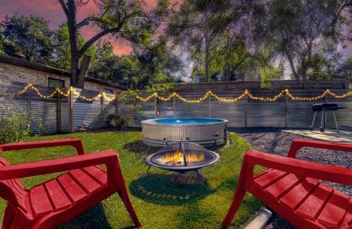 East Cesar Chavez House | East Austin Pool Home Perfect for ACL, F1 & Football Events, Fenced Yard