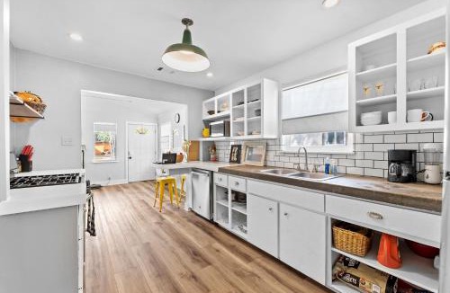 East Cesar Chavez House | East Austin Pool Home Perfect for ACL, F1 & Football Events, Fenced Yard