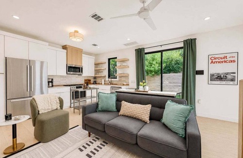 East Cesar Chavez House | 🎶 East Austin Retreat w/Balcony + Backyard | Urban Sanctuary | Cloudscape🌮