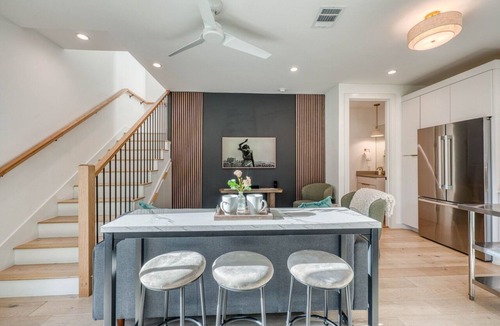 East Cesar Chavez House | 🎶 East Austin Retreat w/Balcony + Backyard | Urban Sanctuary | Cloudscape🌮