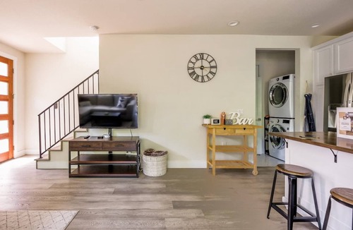 Govalle House | Eastside Escape *backyard games, Walk to Bars, Brews & Good Eats*