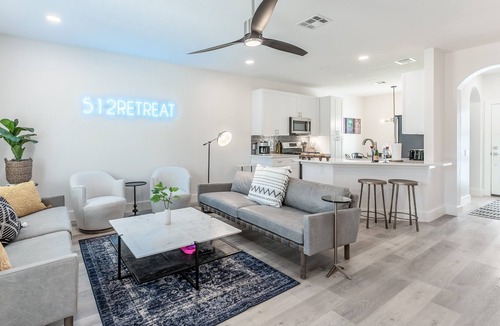Pecan Springs Springdale House | Eastside Gem l Sleep 16 l Hot tub