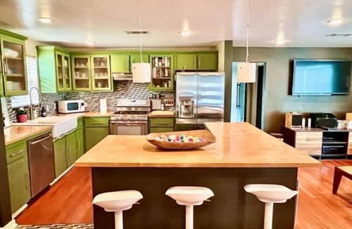 Central East Austin House | Eastside Sanctuary - Near UT + Train + Downtown