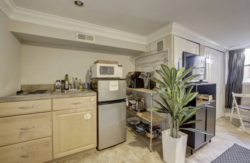 Eckington Condo | Eckington Cozy & Private Unit + Free Gated Parking