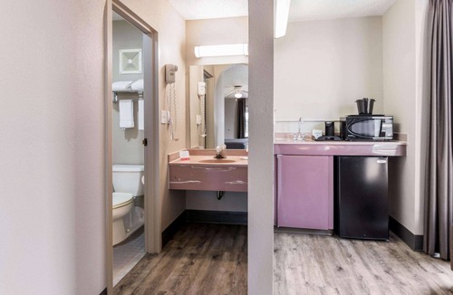 Gainesville Hotel | Econo Lodge Gainesville Downtown Area