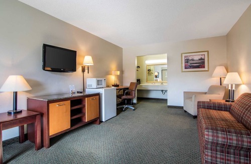 Dublin Hotel | Econo Lodge Inn & Suites Conference Center