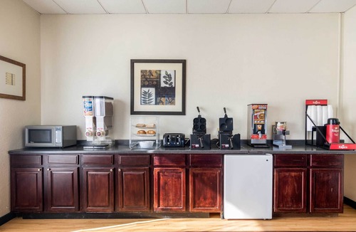 Dublin Hotel | Econo Lodge Inn & Suites Conference Center