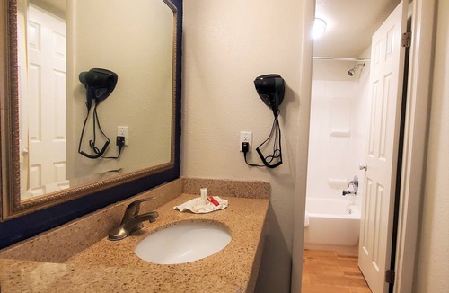 North Newport News Hotel | Economy 7 Inn