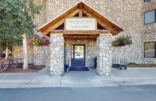 Mount Crested Butte Apartment | Efficient Mountain Escape W/Murphy Bed, Shared Pool, Slope Access & Kitchenette