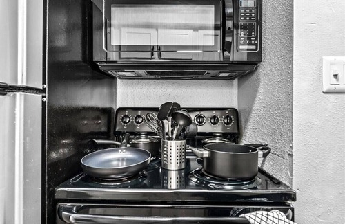 Brentwood Apartment | Elegant 1BR Haven - 10 Min to Downtown Austin