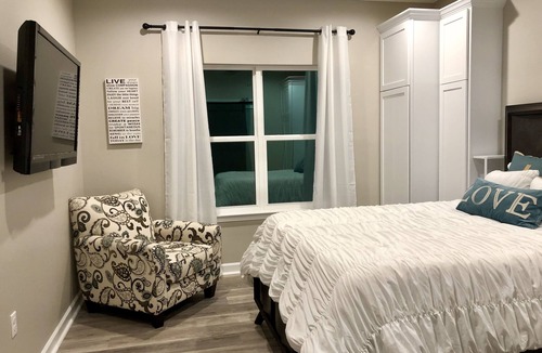 Lake City House | Elegant 2BR Private Cottage 2 min from I-75/US90