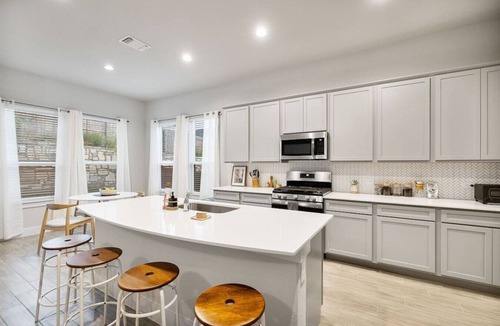 Austin House | Elegant 4BR Home with Office | Prime Location Near DT
