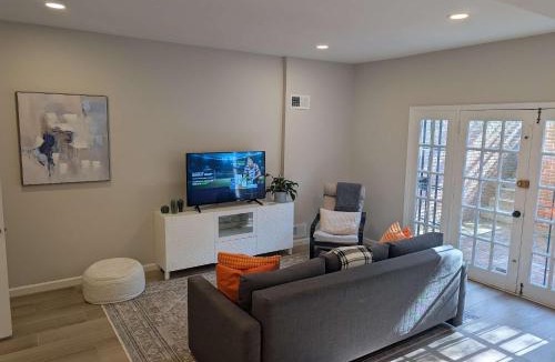 Capitol Hill Apartment | Elegant Capitol Hill 1BR - Walk to Eastern Market & Metro - Free Parking