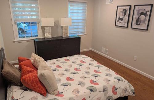 Capitol Hill Apartment | Elegant Capitol Hill 1BR - Walk to Eastern Market & Metro - Free Parking