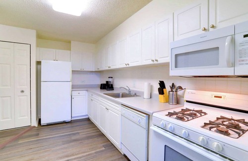 Crystal City Apartment | Elegant & Comfy Apt For Travelers