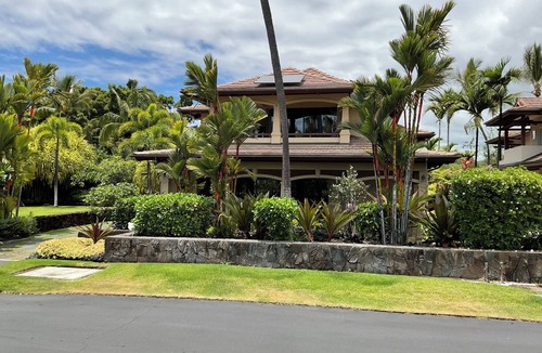 Kahaluu-Keauhou House | Elegant Giant Oceanfront Estate - steps to Magic Beach with pool, sub zero
