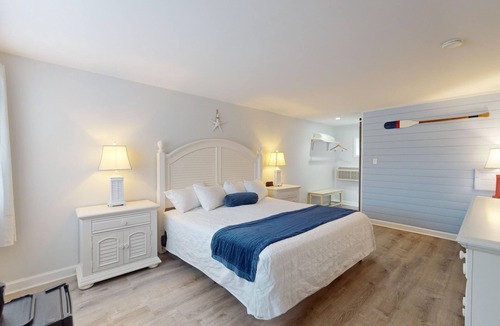 Lower Township Hotel | Elegant King Room for a Relaxing Beach Escape