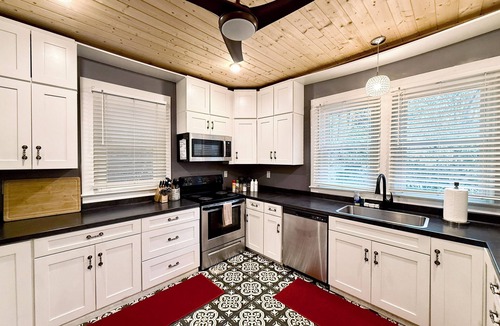 Mooresville House | Elegant Mansion on Main Street – Spacious, Stylish & Central