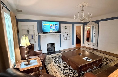 Mooresville House | Elegant Mansion on Main Street – Spacious, Stylish & Central