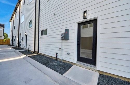 Spring Branch East House | Elysian Estates 1BR & Kitchen
