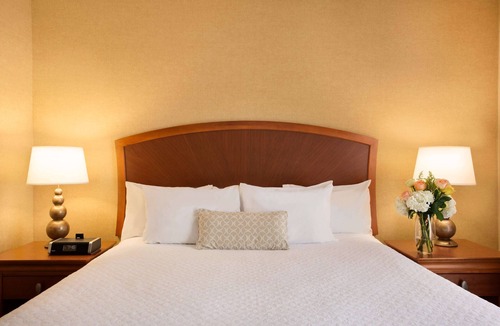 Greensboro Hotel | Embassy Suites by Hilton Greensboro Airport