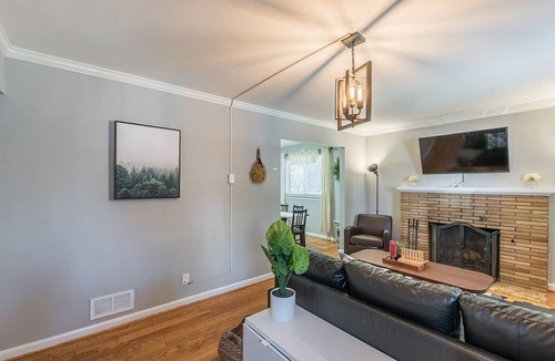 Potomac West House | Enchanting historic townhouse with game room