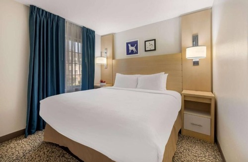 Arrowood Hotel | Enjoy Apartment Living at 2 Suites Near Charlotte Premium Outlets & Carowinds