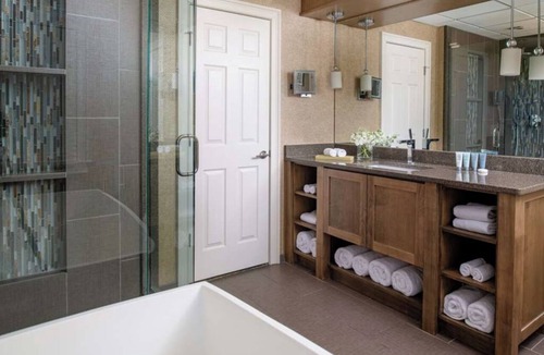 Braselton Hotel | Enjoy Grassy Vineyards at Upscale Room Near Golf, Spa & Outdoor Adventures