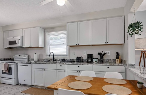 Madison Heights House | Enjoyable Stay for Families and Friends by Detroit