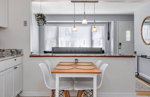 Madison Heights House | Enjoyable Stay for Families and Friends by Detroit