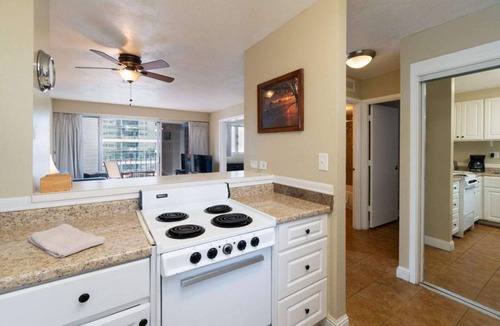McCully - Moiliili Condo | Entire 2 Bedroom Condo, King Bed, FREE Parking, Sleeps 6, Walk to Waikiki Beach