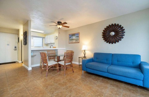 McCully - Moiliili Condo | Entire 2 Bedroom Condo, King Bed, FREE Parking, Sleeps 6, Walk to Waikiki Beach