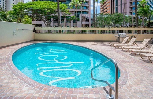 McCully - Moiliili Condo | Entire 2 Bedroom Condo, King Bed, FREE Parking, Sleeps 6, Walk to Waikiki Beach