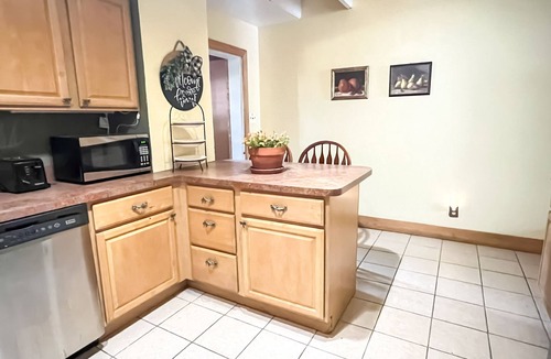 Gettysburg House | Entire Downtown Gettysburg Historic 4BR/3BA Home, Sleeps 8 with Free Parking