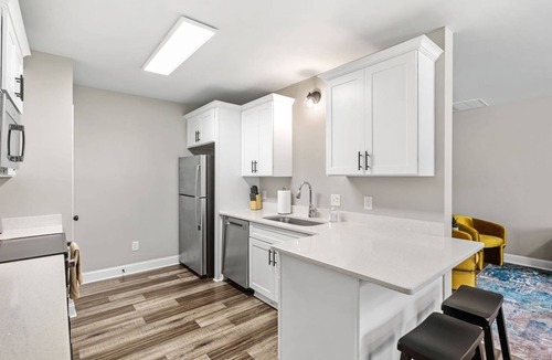 Taylors House | Entire Duplex 6 King Beds Private Patios Great for Groups 10 min to GVL