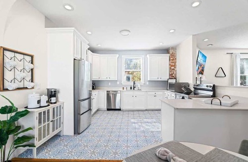 Springfield Apartment | Entire Duplex for Groups | Two Private Apartments