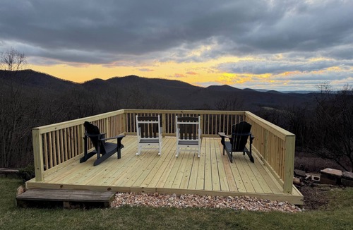 Stanley House | Epic Views, Hot Tub, Pets Welcome! Overlooking Shenandoah National Park
