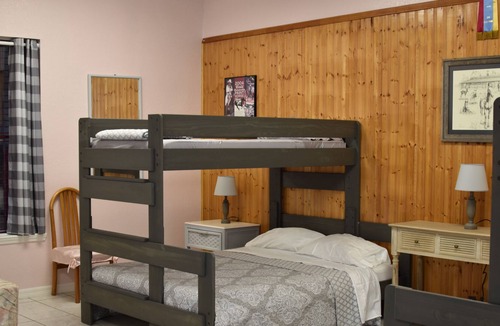 Reddick Apartment | Equine Friendly- Studio Apartment & 6 Stalls
