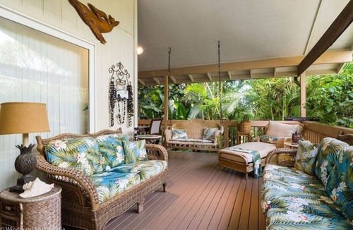 Ka'a'awa House | Escape to Paradise- AC, Kayaks,Ocean across street