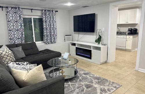 Falls Church House | Exclusive Escape- 1 mile to metro w/FULL kitchen!