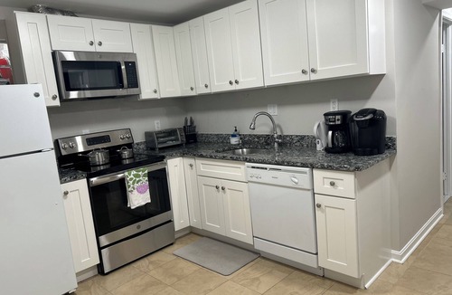 Falls Church House | Exclusive Escape- 1 mile to metro w/FULL kitchen!