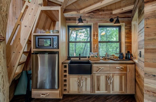 Zirconia Cabin | Exclusive Luxury Treehouse Escape with Soaking Tub & Pizza Oven Near Waterfalls, Zirconia, NC