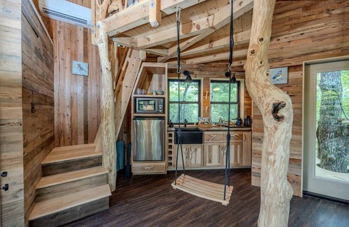 Zirconia Cabin | Exclusive Luxury Treehouse Escape with Soaking Tub & Pizza Oven Near Waterfalls, Zirconia, NC