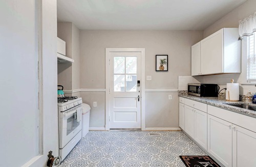 Richmond Condo | Executive 2BR condo: Free parking, fire pit, and patio.