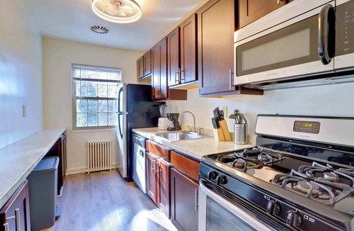 Northeast Alexandria Apartment | Executive-Friendly Apt in Old Town North | Gym