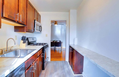 Northeast Alexandria Apartment | Executive-Friendly Apt in Old Town North | Gym