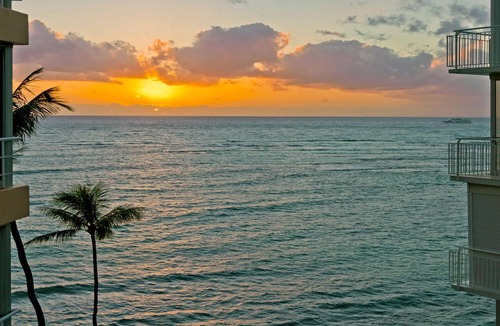 Diamond Head - Kapahulu - St. Louis Condo | Executive Gold Coast Oceanfront Suite: Diamond Head Views, Amazing Seaside Pool